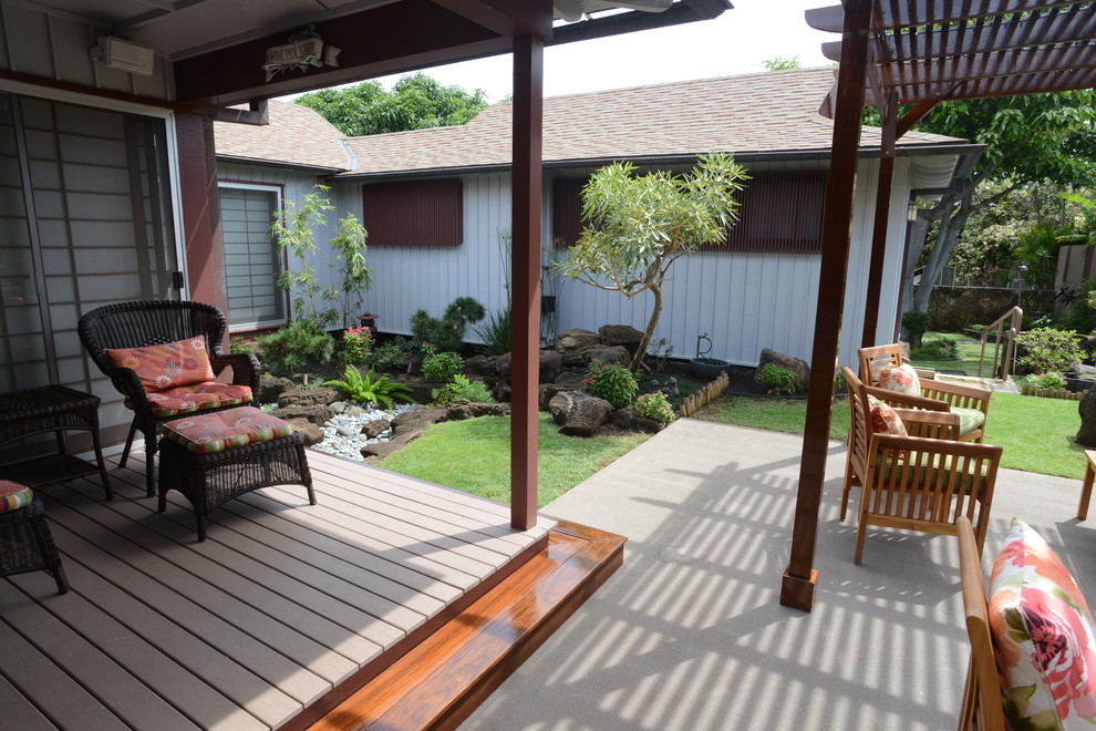 Imagen de terraza de estilo zen de tamaño medio en patio trasero con entablado, fuente y pérgola