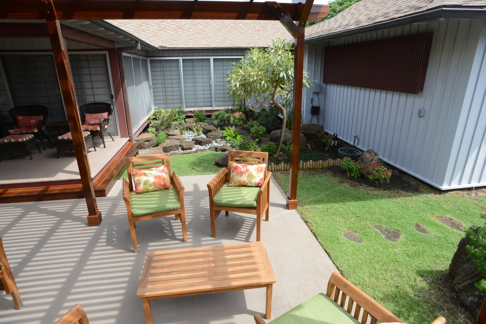 Ejemplo de terraza de estilo zen de tamaño medio en patio trasero con entablado, fuente y pérgola