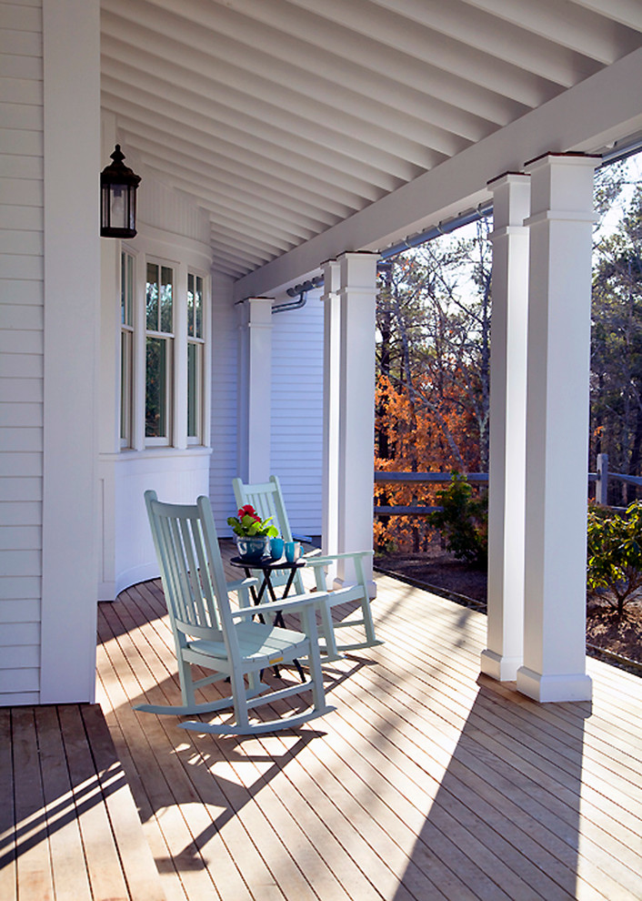 Inspiration pour un porche d'entrée de maison traditionnel avec une terrasse en bois.