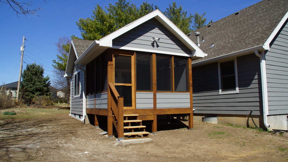 Imagen de porche cerrado tradicional pequeño en patio trasero y anexo de casas con entablado