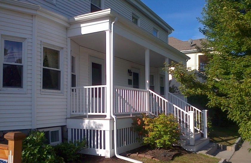 Idées déco pour un porche d'entrée de maison arrière classique de taille moyenne avec une terrasse en bois et une extension de toiture.