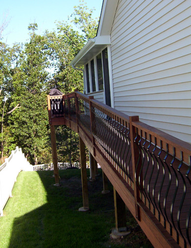 Réalisation d'un porche d'entrée de maison arrière tradition avec une moustiquaire et une terrasse en bois.