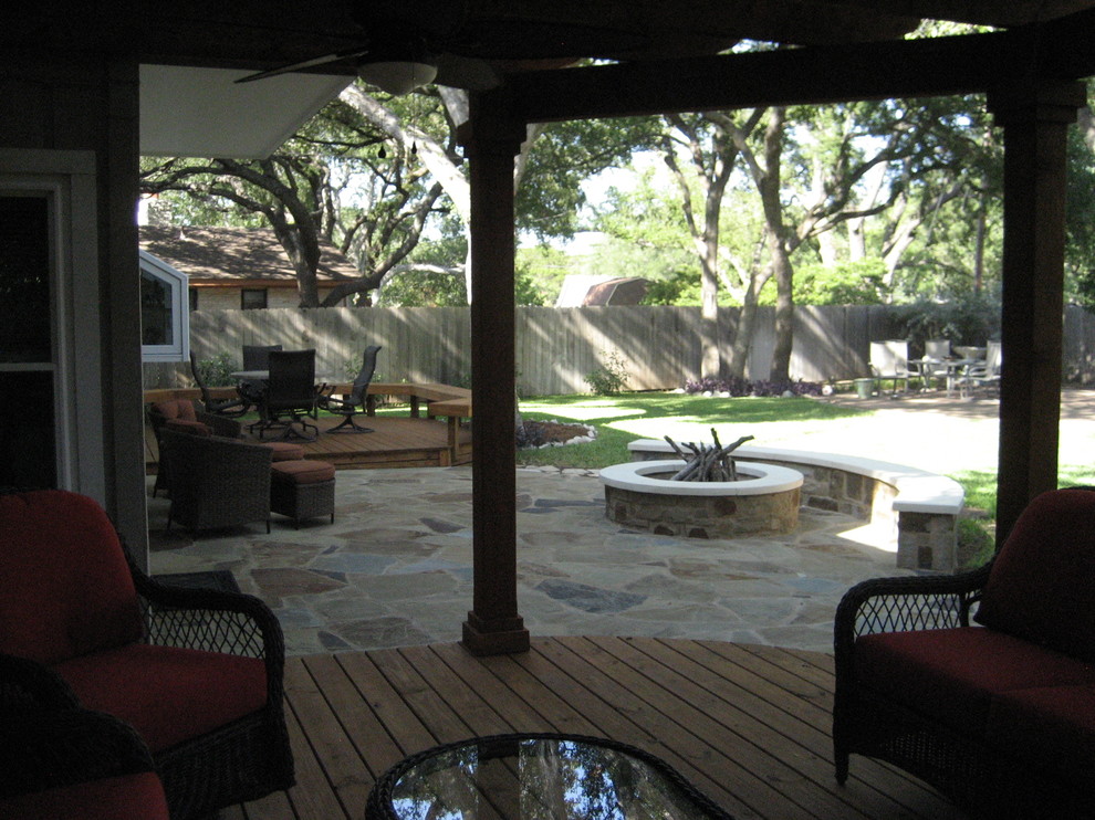 Diseño de terraza clásica grande en patio trasero con brasero, adoquines de piedra natural y pérgola