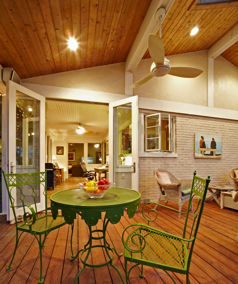 Cette image montre un porche d'entrée de maison design avec une terrasse en bois.