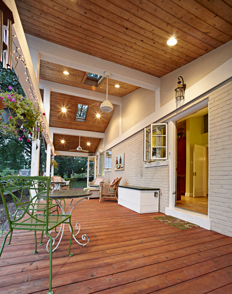 Réalisation d'un porche d'entrée de maison champêtre avec une terrasse en bois.