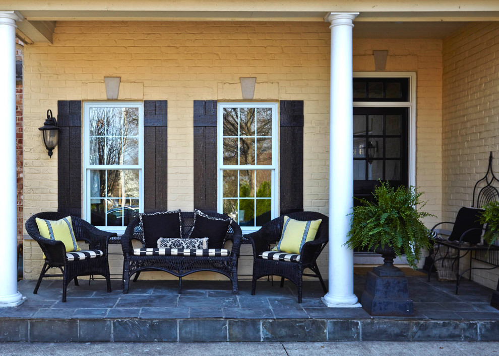 Inspiration pour un porche d'entrée de maison avant traditionnel avec des colonnes.