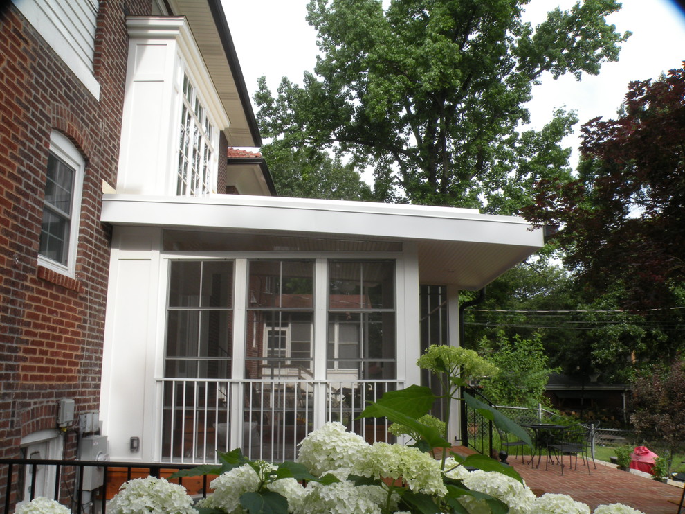 Inspiration pour un porche d'entrée de maison arrière design avec une moustiquaire, des pavés en brique et une extension de toiture.