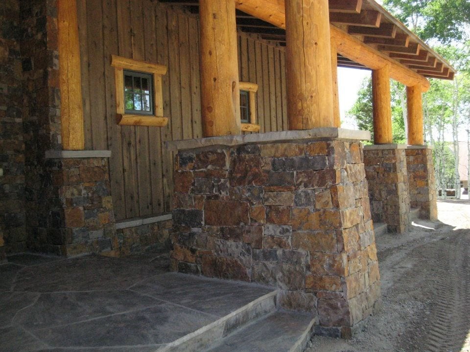 Réalisation d'un grand porche d'entrée de maison avant chalet avec une extension de toiture.