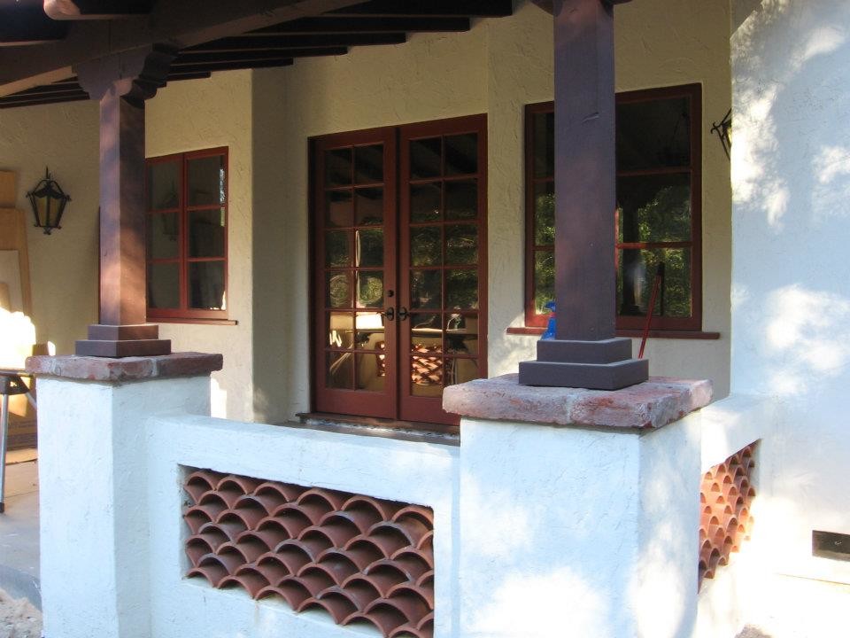 Exemple d'un porche d'entrée de maison méditerranéen.