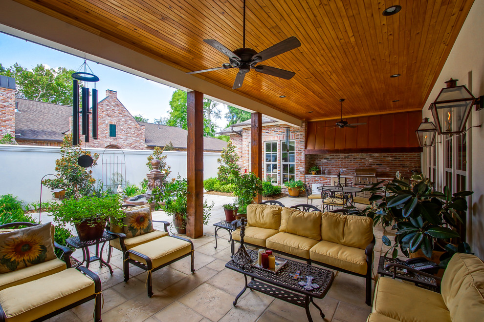 Idée de décoration pour un porche d'entrée de maison latéral tradition de taille moyenne avec une cuisine d'été, des pavés en béton et une extension de toiture.
