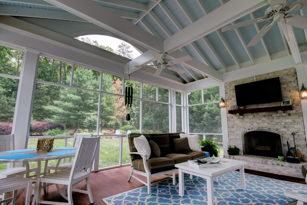 Idée de décoration pour un très grand porche d'entrée de maison arrière tradition avec une moustiquaire et une extension de toiture.
