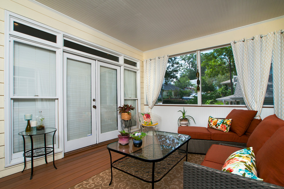 Ejemplo de porche cerrado tradicional renovado extra grande en patio lateral y anexo de casas con entablado