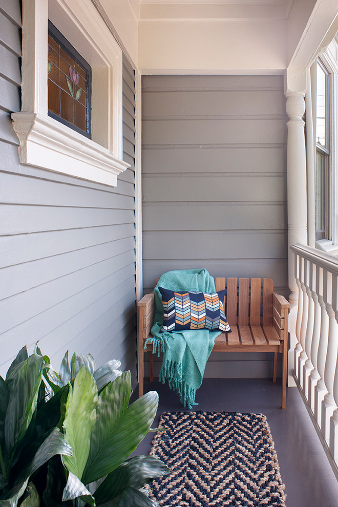 На фото: маленькая веранда на переднем дворе в стиле модернизм с настилом и навесом для на участке и в саду