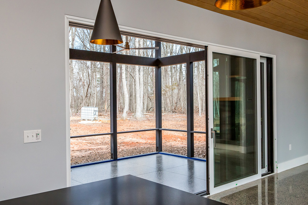 Mittelgroße, Verglaste, Überdachte Moderne Veranda hinter dem Haus mit Betonplatten in Raleigh