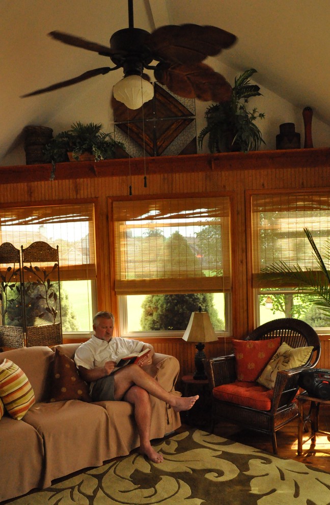 Источник вдохновения для домашнего уюта: веранда на заднем дворе в морском стиле с крыльцом с защитной сеткой и навесом