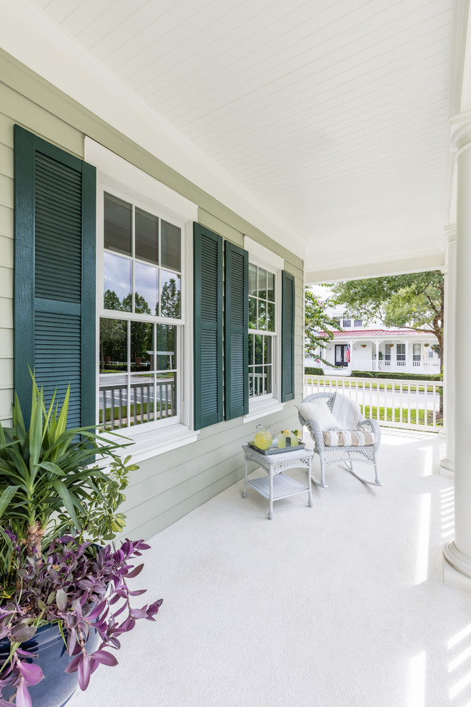 Large classic front porch idea in Orlando