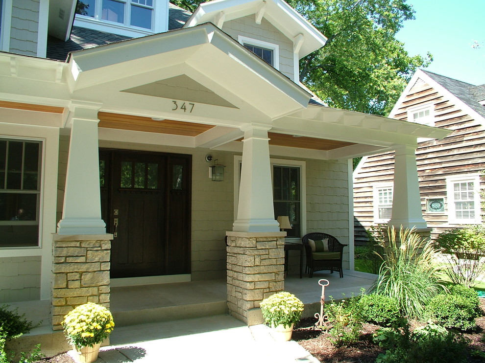 This is an example of a mid-sized craftsman porch design in Chicago.