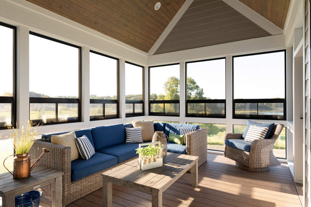 Inspiration pour un porche d'entrée de maison arrière marin avec une moustiquaire, une extension de toiture et une terrasse en bois.