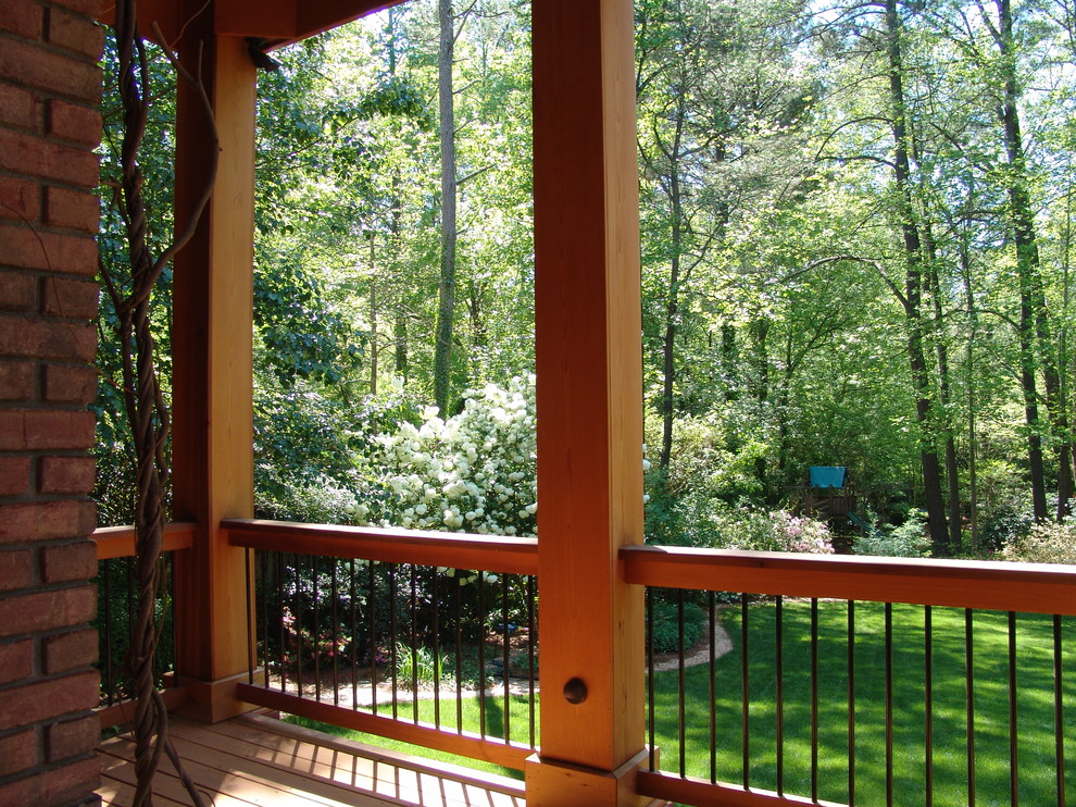 Aménagement d'un porche d'entrée de maison montagne avec une terrasse en bois et une extension de toiture.