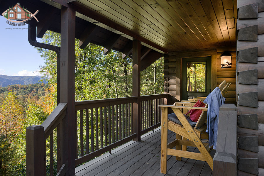 Réalisation d'un porche d'entrée de maison arrière chalet de taille moyenne avec une extension de toiture et une terrasse en bois.