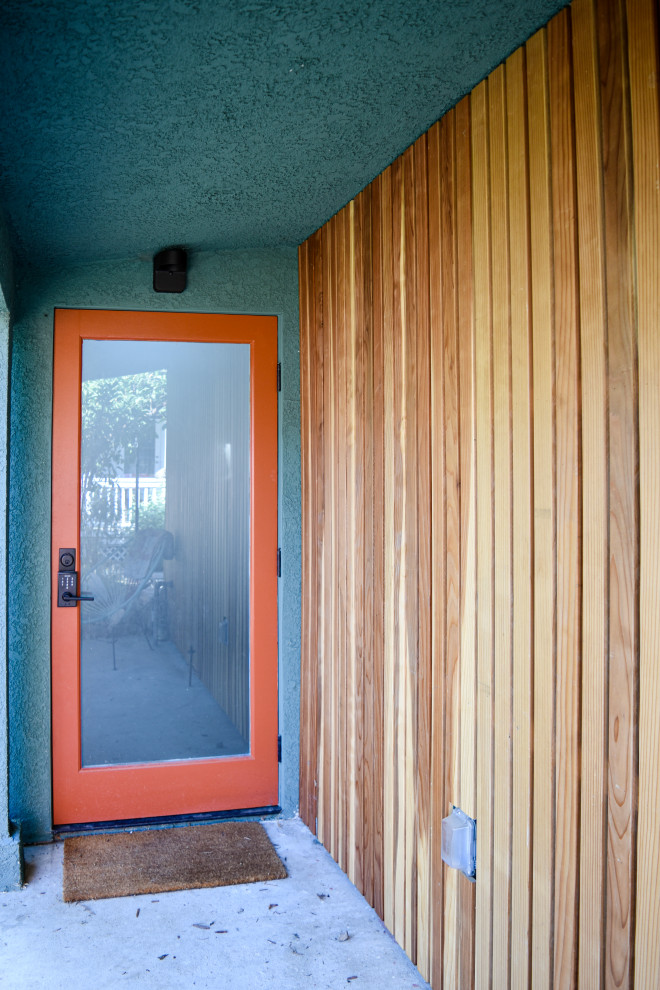 Mittelgroße Klassische Veranda hinter dem Haus mit Pergola, Betonplatten und Kübelpflanzen in Los Angeles