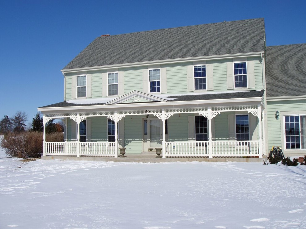 Cette image montre un porche d'entrée de maison avant victorien avec une terrasse en bois et une extension de toiture.