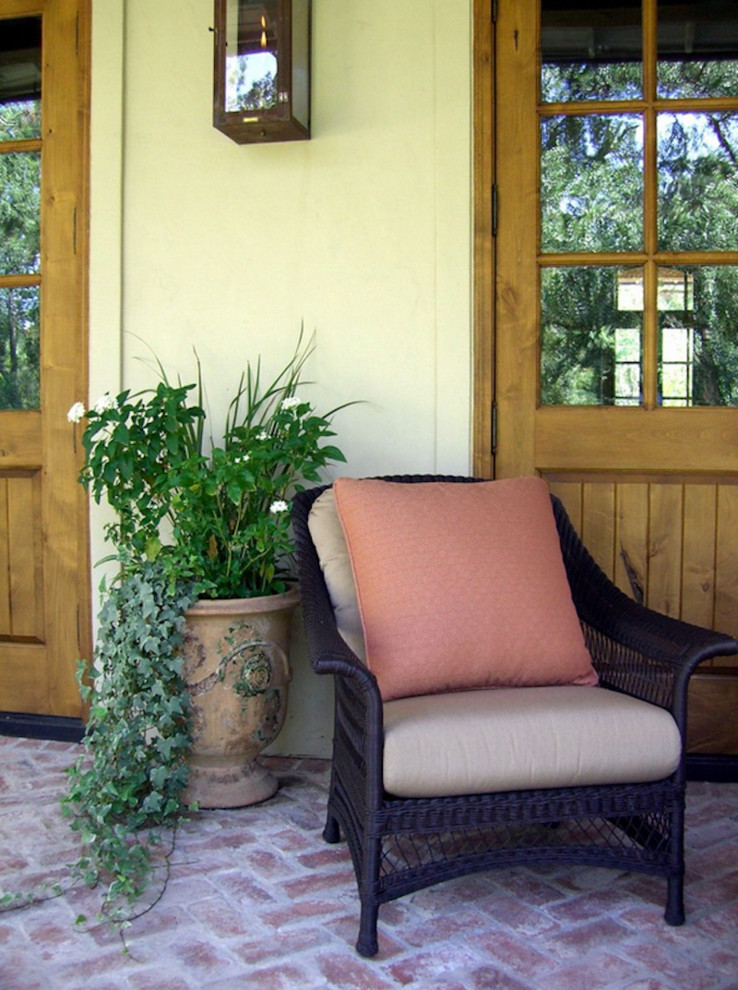 Пример оригинального дизайна: веранда среднего размера на переднем дворе в классическом стиле с мощением клинкерной брусчаткой и навесом