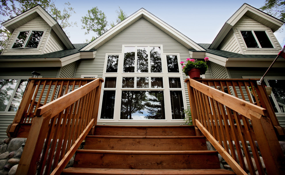 Exemple d'un petit porche d'entrée de maison tendance avec une terrasse en bois.