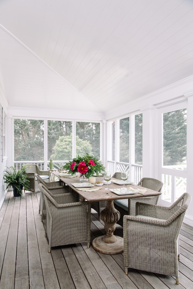 Inspiration pour un porche d'entrée de maison marin avec une moustiquaire, une terrasse en bois et une extension de toiture.