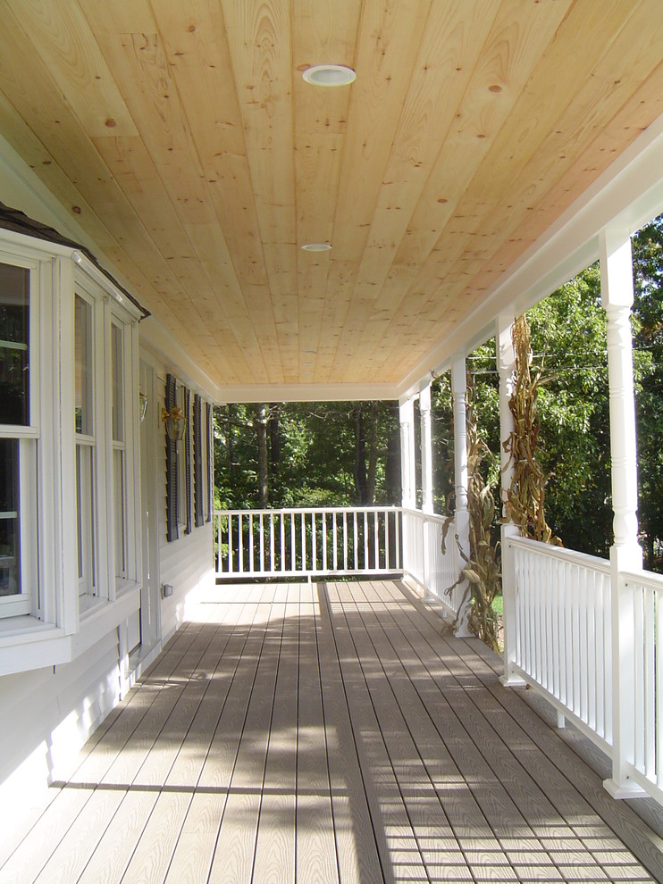 Immagine di un portico classico di medie dimensioni e davanti casa con un tetto a sbalzo
