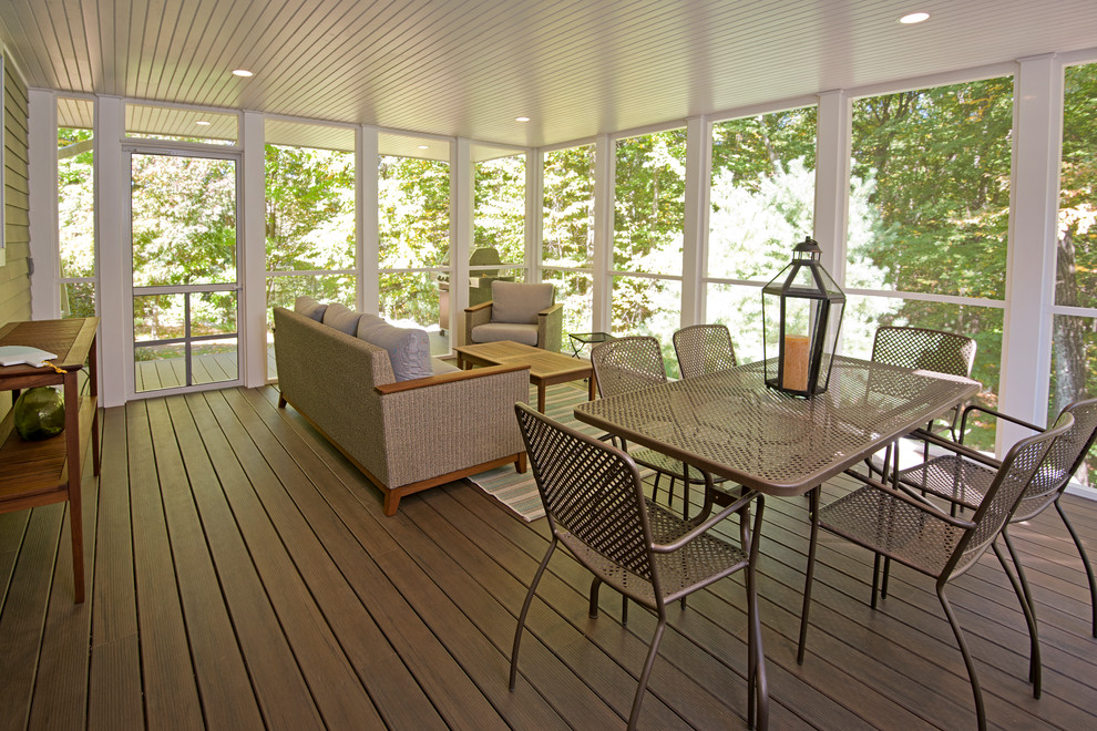 Inspiration pour un porche d'entrée de maison arrière bohème de taille moyenne avec une moustiquaire, une terrasse en bois et une extension de toiture.