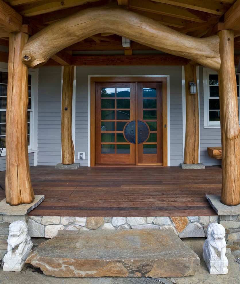 Bild på en eklektisk veranda, med trädäck