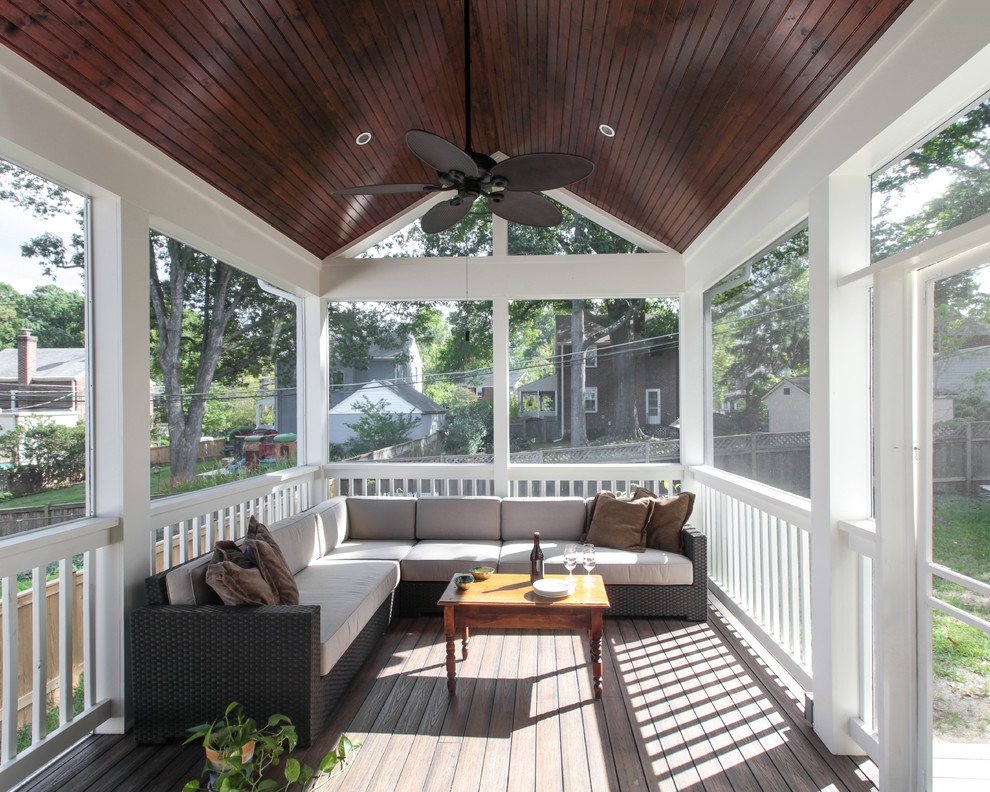 Idée de décoration pour un grand porche d'entrée de maison arrière design avec une moustiquaire, une terrasse en bois et une extension de toiture.