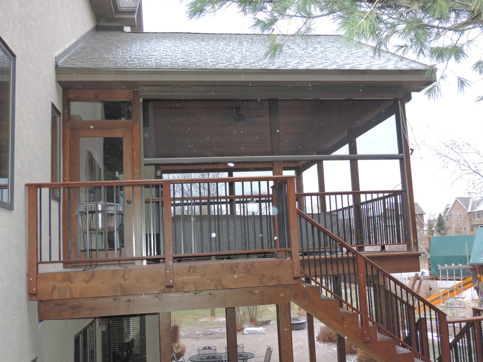 Ejemplo de porche cerrado rústico de tamaño medio en patio lateral y anexo de casas con adoquines de hormigón