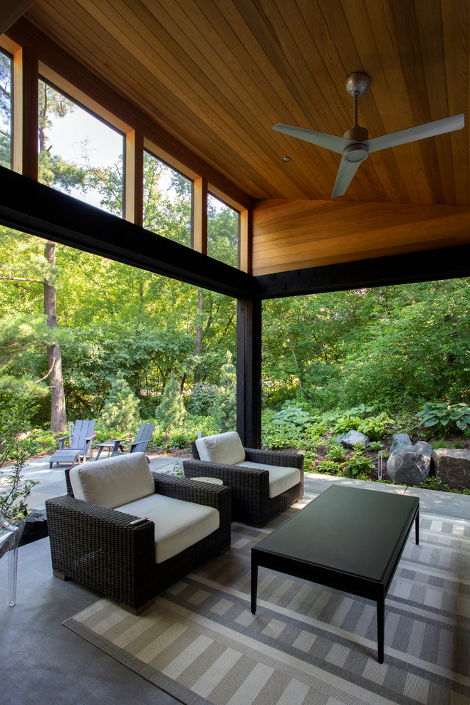 Imagen de porche cerrado clásico renovado grande en patio trasero y anexo de casas con adoquines de piedra natural