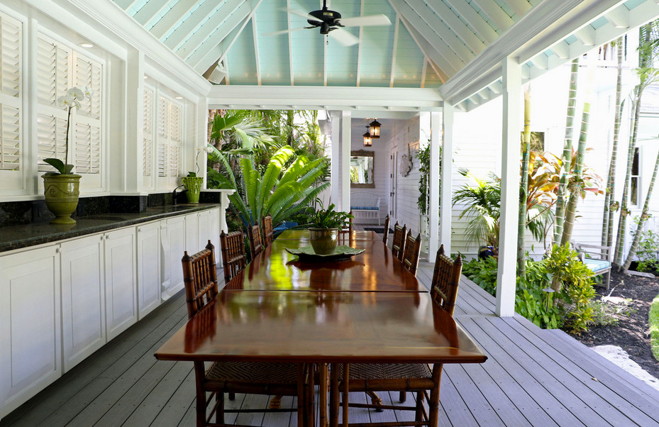 Idee per un grande portico tropicale nel cortile laterale con pedane e un tetto a sbalzo