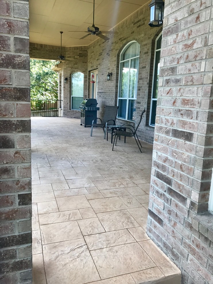 На фото: веранда среднего размера на заднем дворе в классическом стиле с покрытием из декоративного бетона и навесом