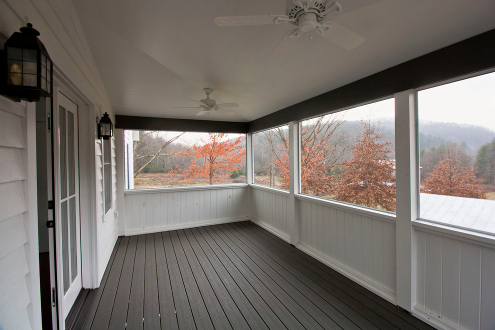 Inspiration pour un porche d'entrée de maison latéral rustique de taille moyenne avec une moustiquaire, une terrasse en bois et une extension de toiture.