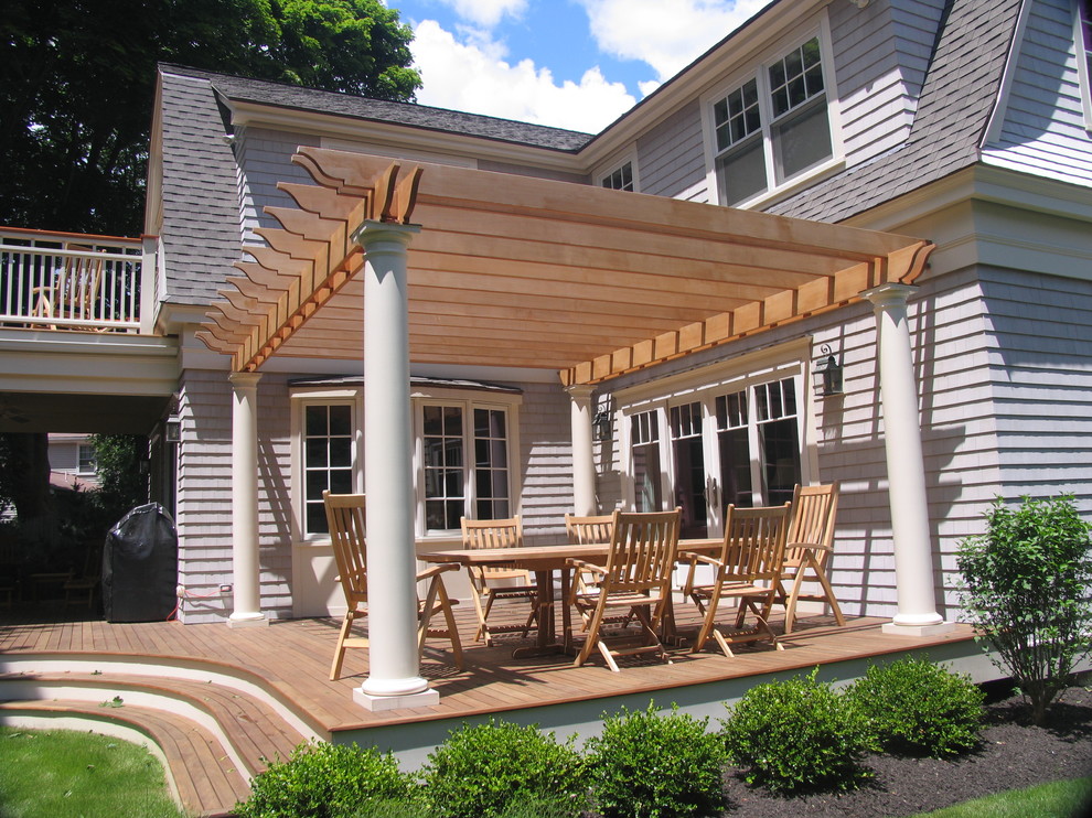 Aménagement d'un porche d'entrée de maison arrière classique de taille moyenne avec une terrasse en bois et une pergola.