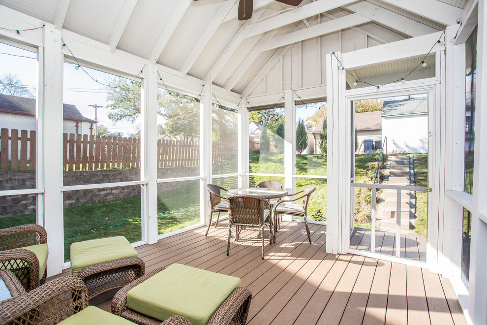 Idée de décoration pour un porche d'entrée de maison arrière design de taille moyenne avec une moustiquaire, une terrasse en bois et une extension de toiture.