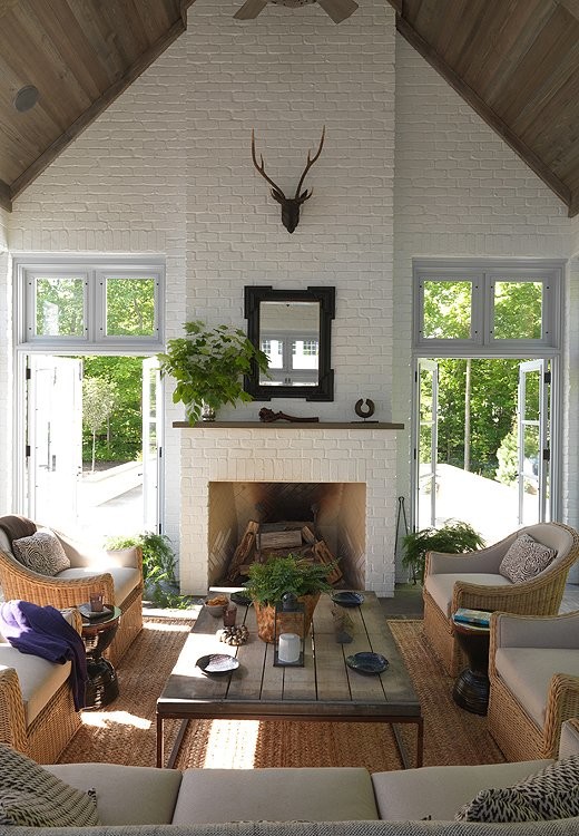 Exemple d'un porche d'entrée de maison arrière chic de taille moyenne avec des pavés en pierre naturelle.