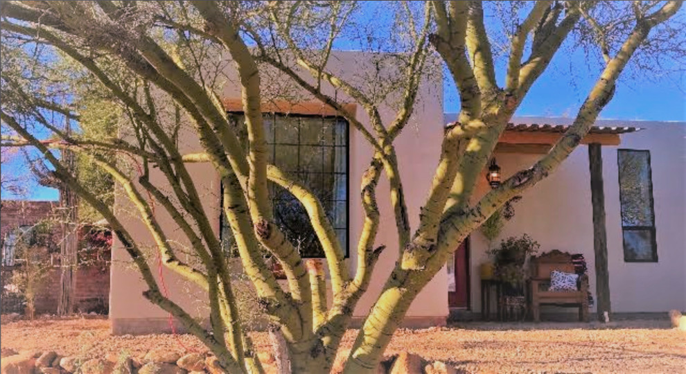 Immagine di un piccolo portico stile americano davanti casa con un tetto a sbalzo