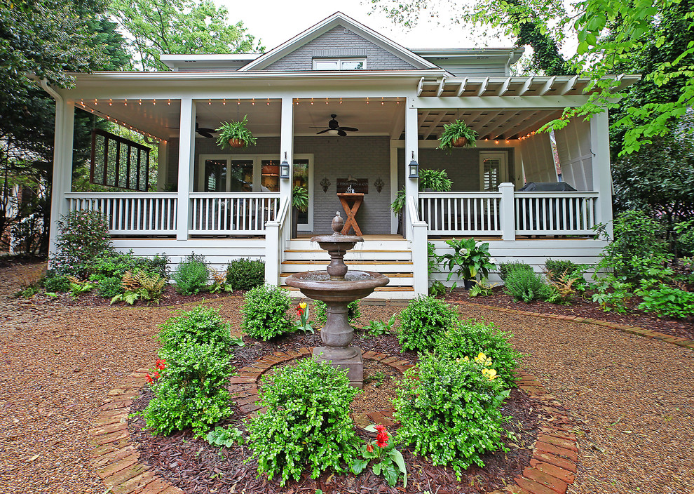 Foto di un portico stile americano dietro casa con pedane e un tetto a sbalzo