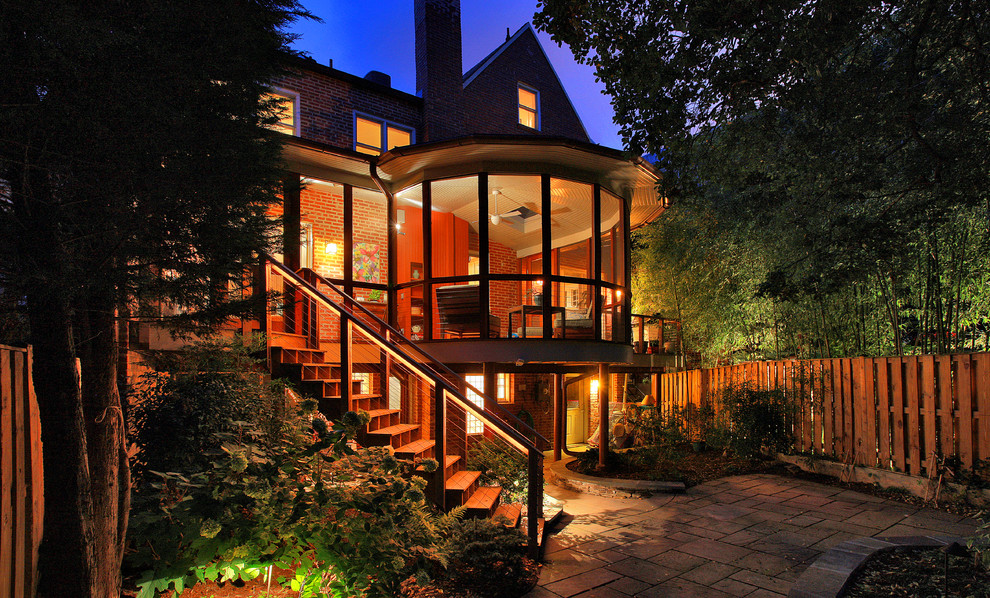 Cette image montre un porche d'entrée de maison traditionnel avec une extension de toiture et tous types de couvertures.