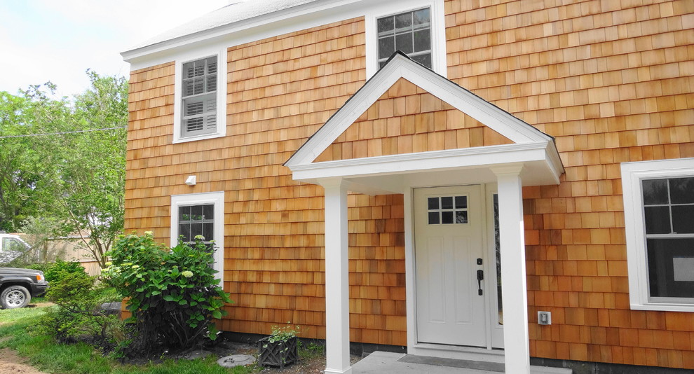 Réalisation d'un porche d'entrée de maison avant tradition de taille moyenne avec une dalle de béton et une extension de toiture.
