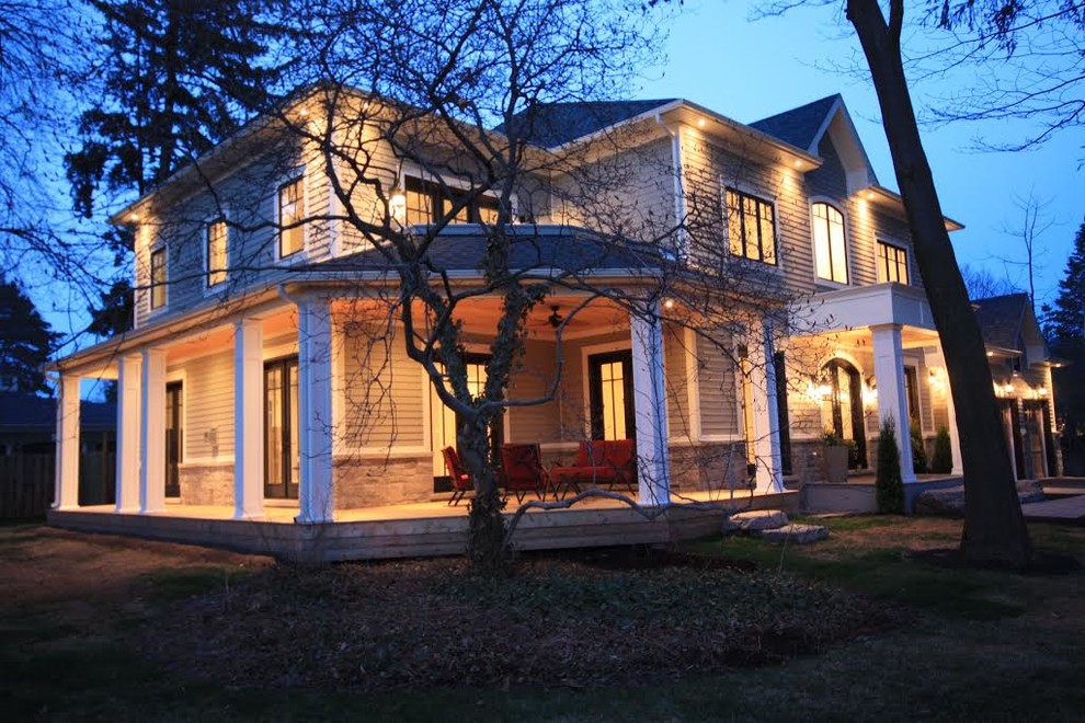 Пример оригинального дизайна: большой, трехэтажный, серый частный загородный дом в стиле неоклассика (современная классика) с комбинированной облицовкой, двускатной крышей, крышей из гибкой черепицы, синей крышей и отделкой дранкой
