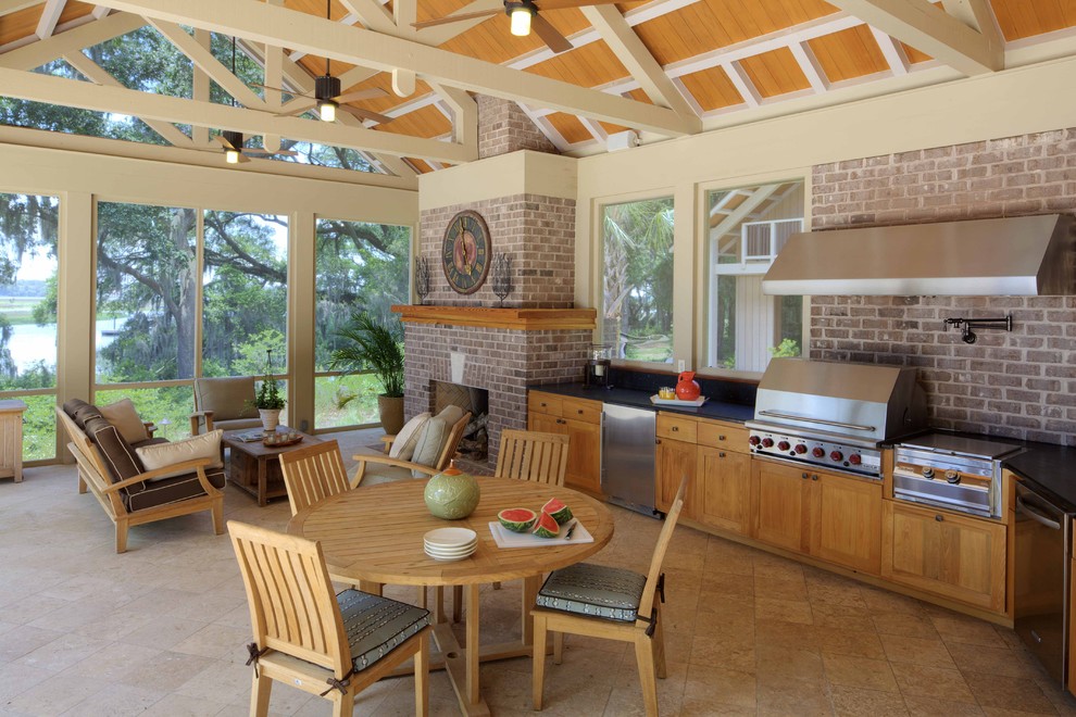 Exemple d'un porche d'entrée de maison arrière chic de taille moyenne avec une cuisine d'été, une extension de toiture et du carrelage.