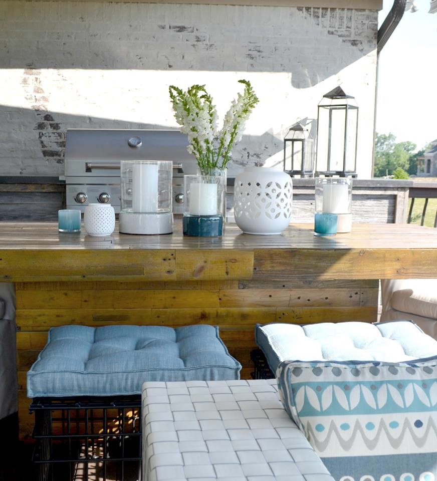 Inspiration pour un porche d'entrée de maison arrière traditionnel de taille moyenne avec une cuisine d'été.