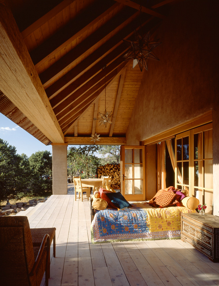 Idéer för en stor rustik veranda framför huset, med trädäck och takförlängning