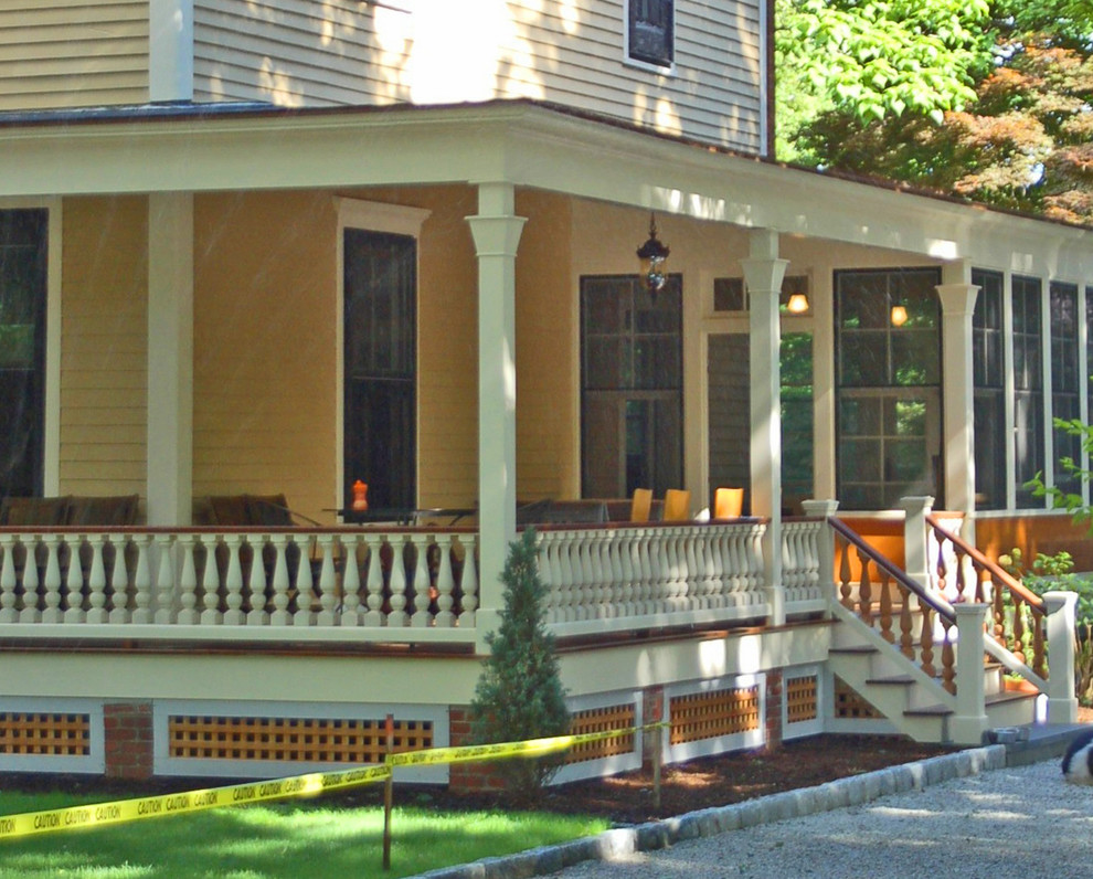 Diseño de terraza clásica en patio delantero y anexo de casas